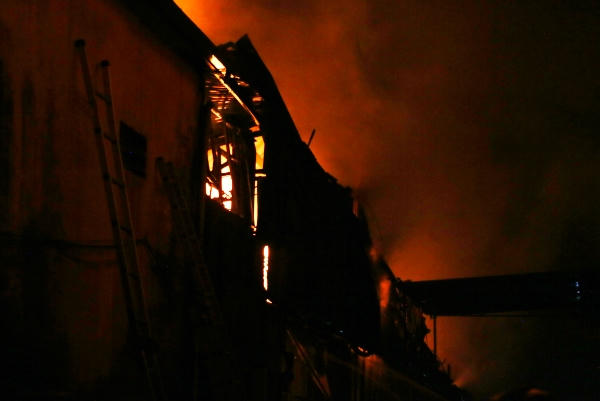 Lửa rừng rực thiêu rụi khu nhà xưởng ở Hà Nội trong đêm