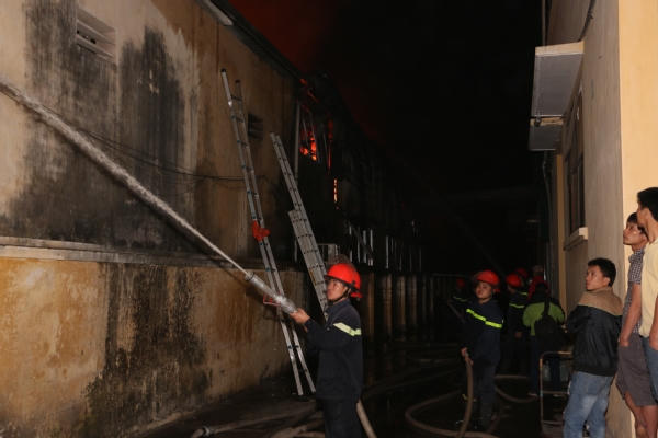 Lửa rừng rực thiêu rụi khu nhà xưởng ở Hà Nội trong đêm