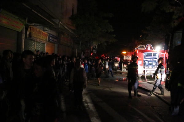 Lửa rừng rực thiêu rụi khu nhà xưởng ở Hà Nội trong đêm