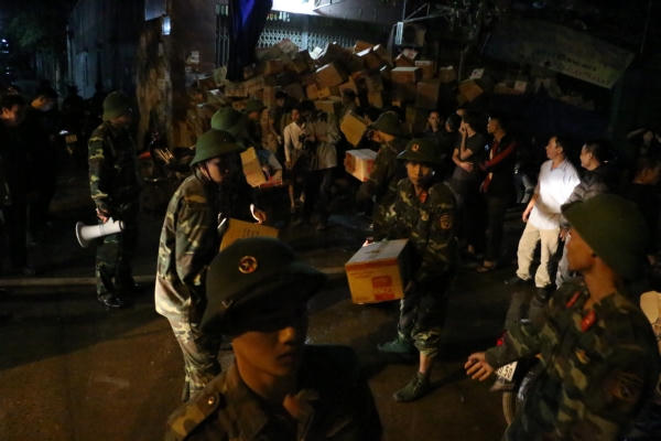 Lửa rừng rực thiêu rụi khu nhà xưởng ở Hà Nội trong đêm