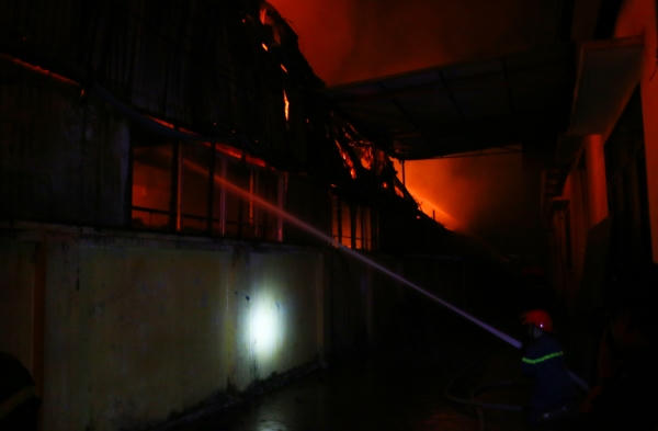 Lửa rừng rực thiêu rụi khu nhà xưởng ở Hà Nội trong đêm