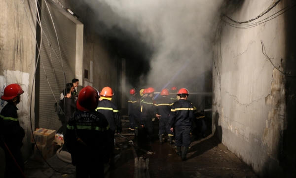 Lửa rừng rực thiêu rụi khu nhà xưởng ở Hà Nội trong đêm