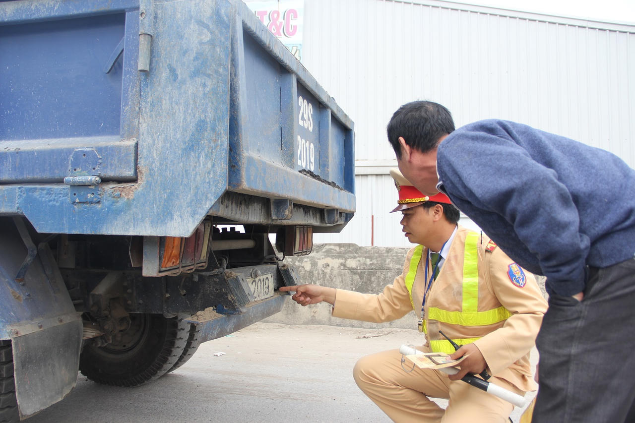 CSGT Hà Nội lập tổ công tác đặc biệt xử lý xe tải vi phạm