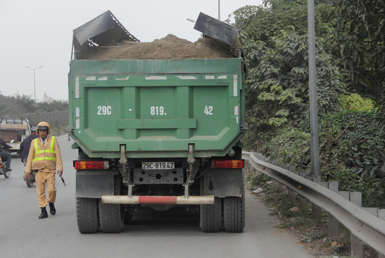 CSGT Hà Nội lập tổ công tác đặc biệt xử lý xe tải vi phạm