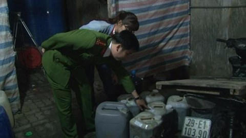 Phát hiện cơ sở sản suất nước mắm pha nước lã