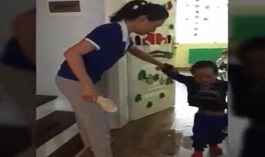 Đình chỉ cô giáo dùng dép đánh vào đầu trẻ mầm non
