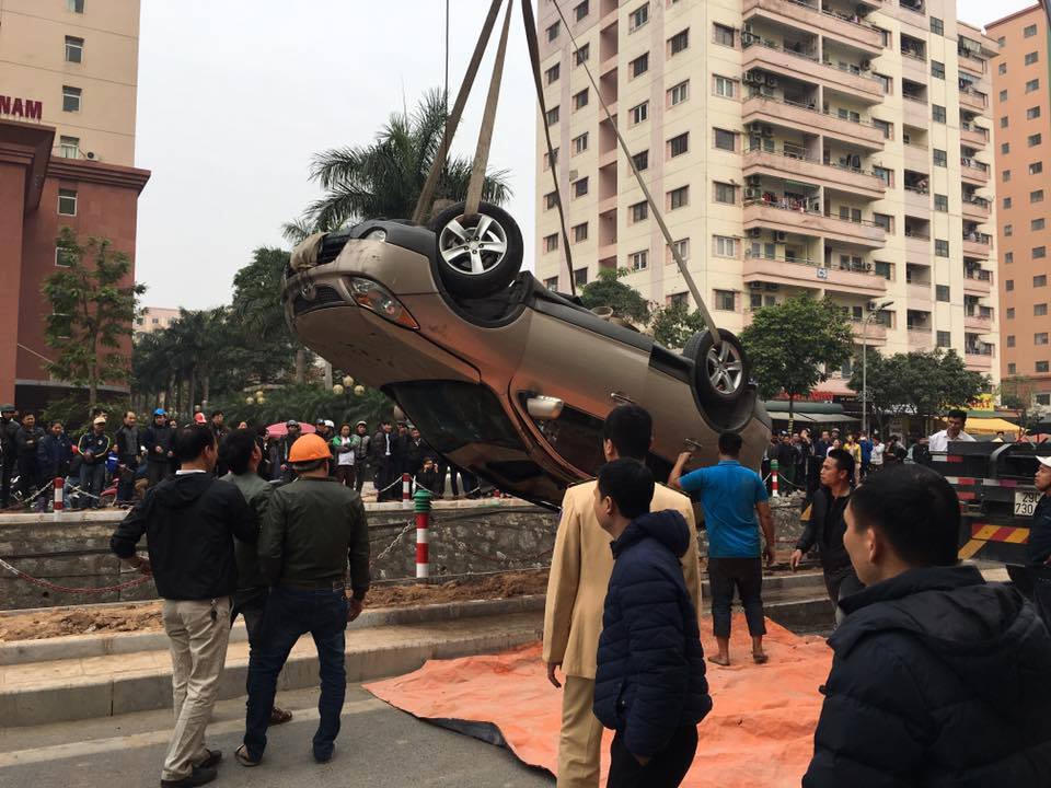 Xế hộp lao qua dải phân cách, lật ngửa dưới mương nước