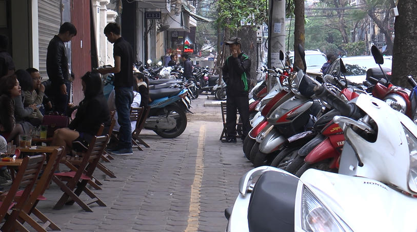 Nhiều cửa hàng Aha cafe ngang nhiên kinh doanh trên vỉa hè Hà Nội