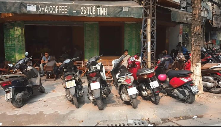 Nhiều cửa hàng Aha cafe ngang nhiên kinh doanh trên vỉa hè Hà Nội