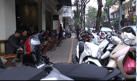 Nhiều cửa hàng Aha cafe ngang nhiên kinh doanh trên vỉa hè Hà Nội