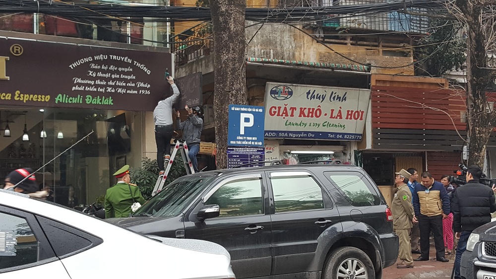 Hà Nội ra quân xử lý trật tự đô thị: Nhiều người dân tự giác tháo dỡ phần vi phạm