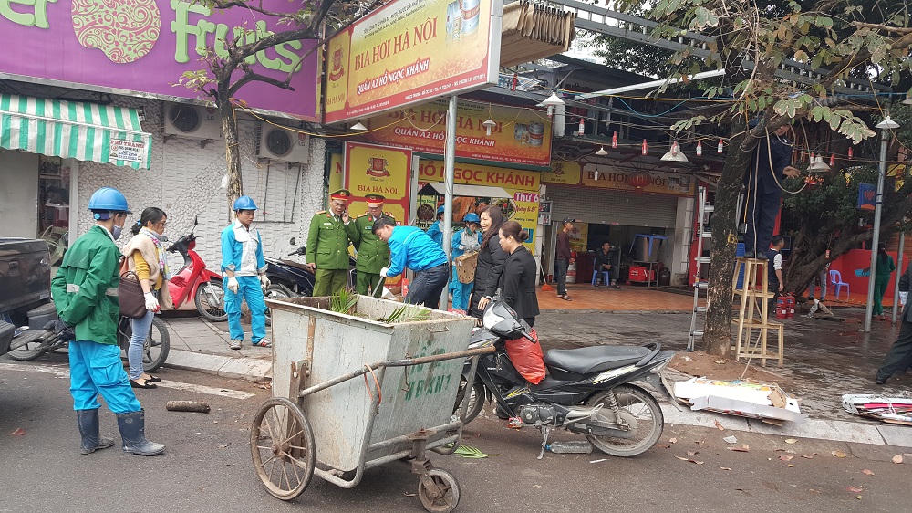Hà Nội ra quân xử lý trật tự đô thị: Nhiều người dân tự giác tháo dỡ phần vi phạm