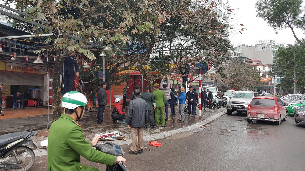 Hà Nội ra quân xử lý trật tự đô thị: Nhiều người dân tự giác tháo dỡ phần vi phạm