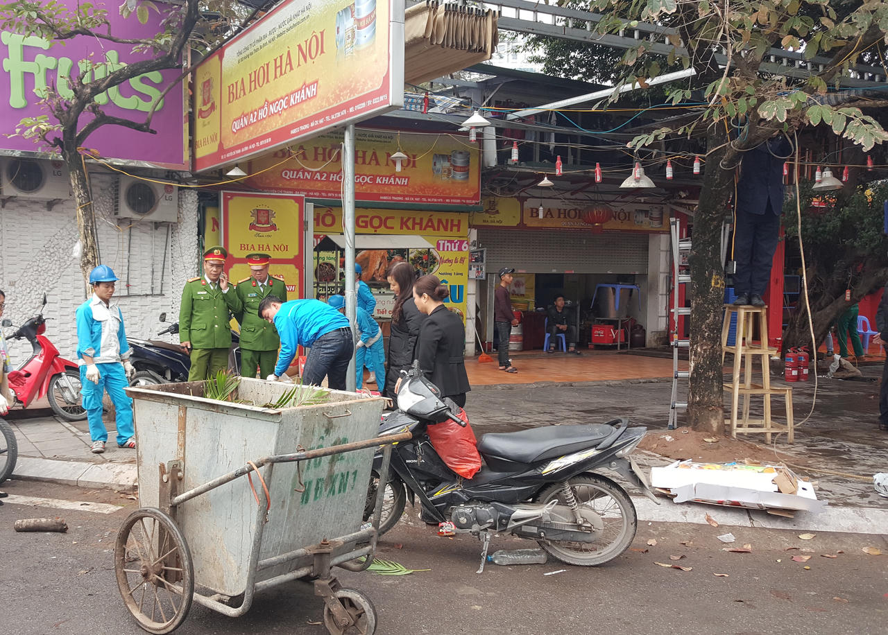 Hà Nội ra quân xử lý trật tự đô thị: Nhiều người dân tự giác tháo dỡ phần vi phạm