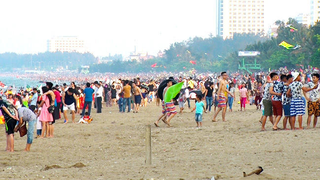 “Vỡ trận” tại nhiều điểm du lịch trên khắp cả nước dịp nghỉ lễ