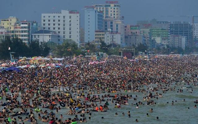 “Vỡ trận” tại nhiều điểm du lịch trên khắp cả nước dịp nghỉ lễ