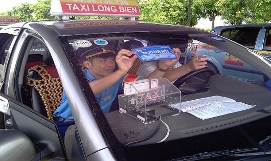 Hàng nghìn phù hiệu 'Taxi Hà Nội', 'Xe hợp đồng' bị thu hồi