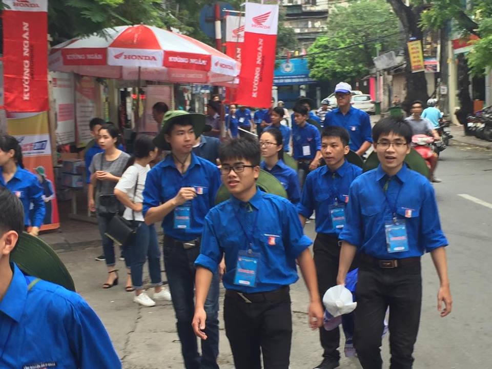 Thí sinh, phụ huynh Hà Nội hồi hộp vào môn đầu thi THPT quốc gia