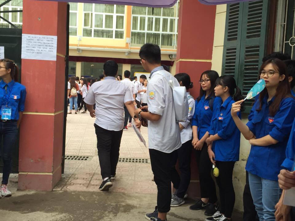 Thí sinh, phụ huynh Hà Nội hồi hộp vào môn đầu thi THPT quốc gia