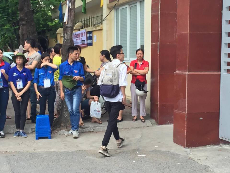 Thí sinh, phụ huynh Hà Nội hồi hộp vào môn đầu thi THPT quốc gia