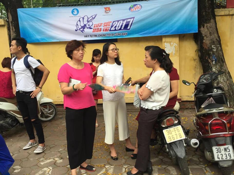 Thí sinh, phụ huynh Hà Nội hồi hộp vào môn đầu thi THPT quốc gia