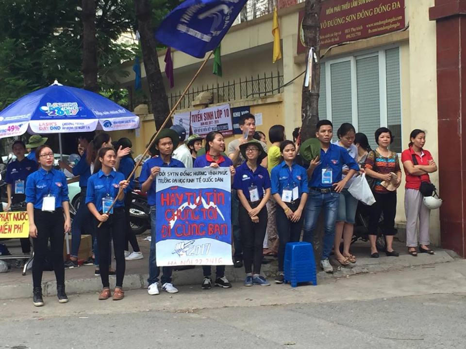 Thí sinh, phụ huynh Hà Nội hồi hộp vào môn đầu thi THPT quốc gia