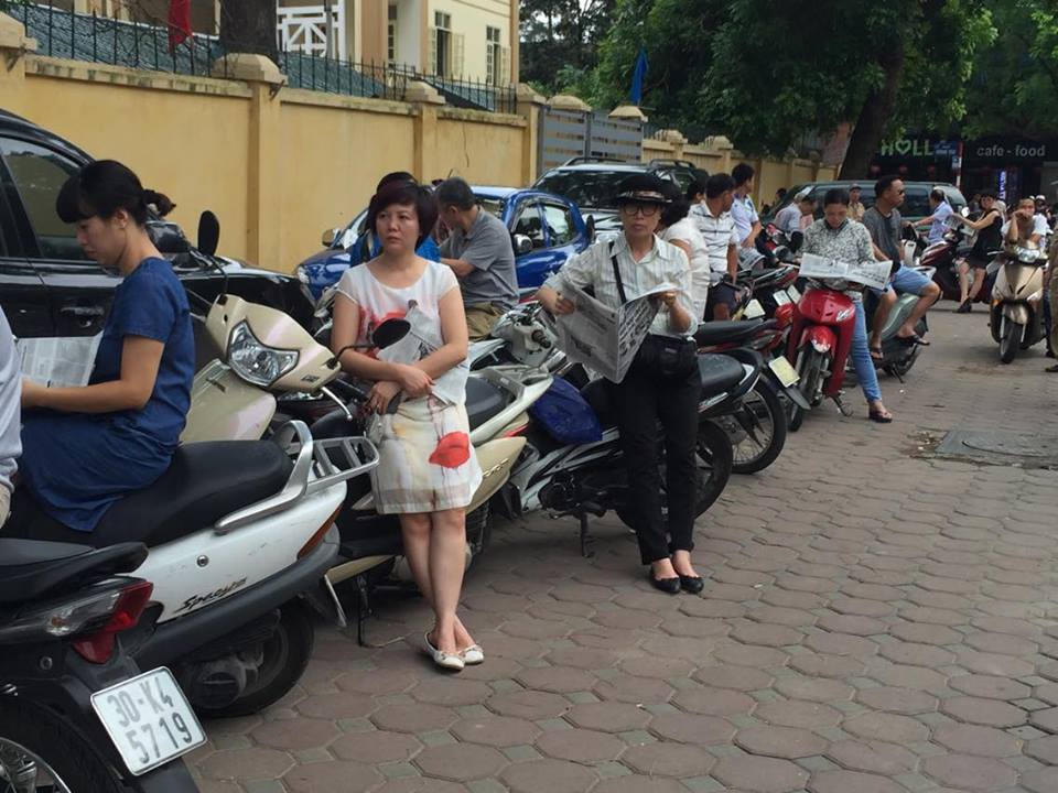 Thí sinh, phụ huynh Hà Nội hồi hộp vào môn đầu thi THPT quốc gia