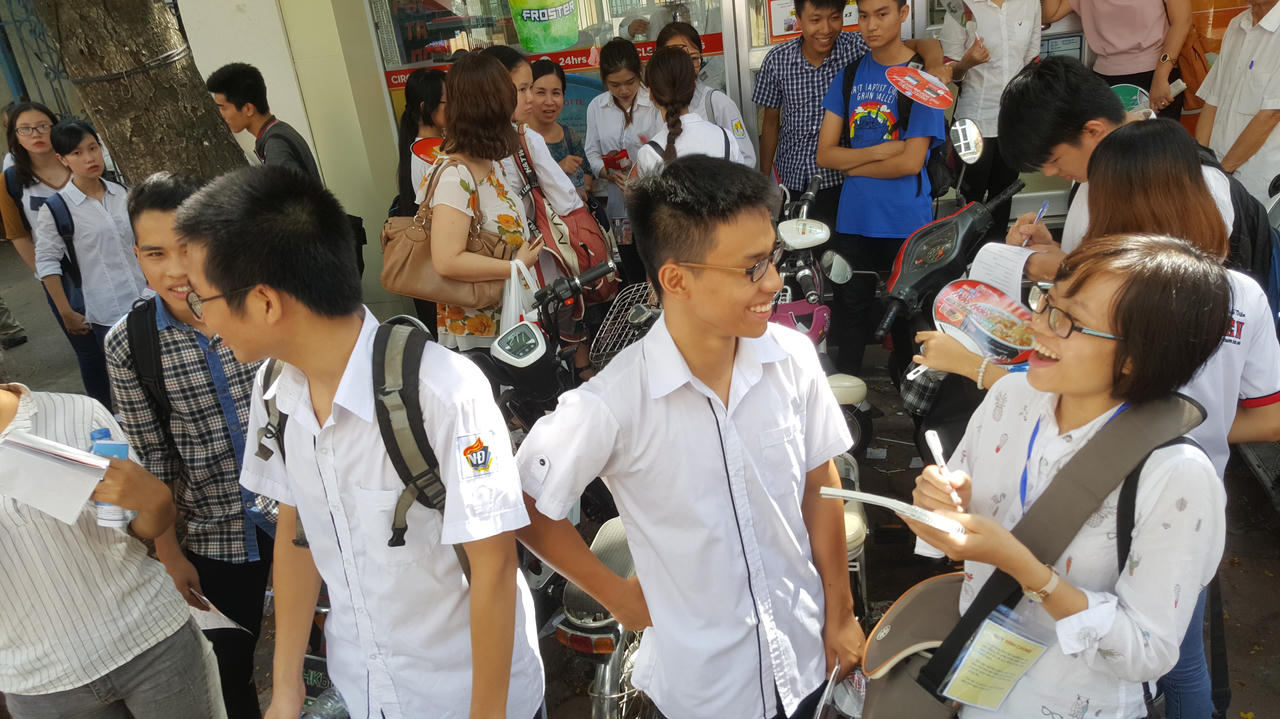 Sĩ tử hào hứng với đề thi môn Ngữ văn về lòng trắc ẩn