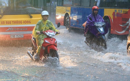 Ô tô, xe máy dò dẫm đi trên nước ở Hà Nội trong mưa bão