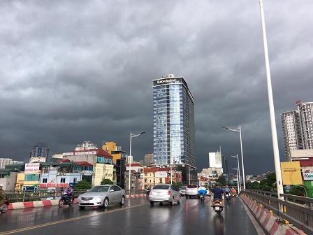 Ô tô, xe máy dò dẫm đi trên nước ở Hà Nội trong mưa bão