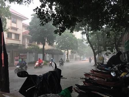 Ô tô, xe máy dò dẫm đi trên nước ở Hà Nội trong mưa bão