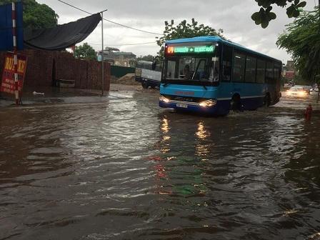 Ô tô, xe máy dò dẫm đi trên nước ở Hà Nội trong mưa bão
