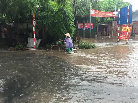 Ô tô, xe máy dò dẫm đi trên nước ở Hà Nội trong mưa bão