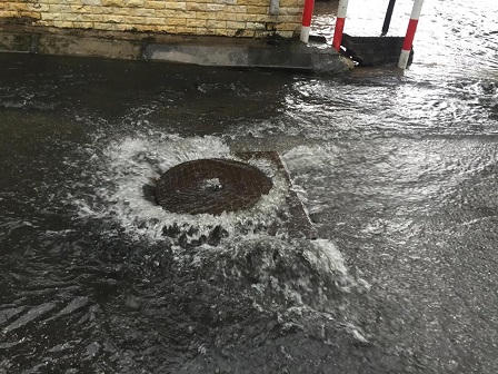 Ô tô, xe máy dò dẫm đi trên nước ở Hà Nội trong mưa bão