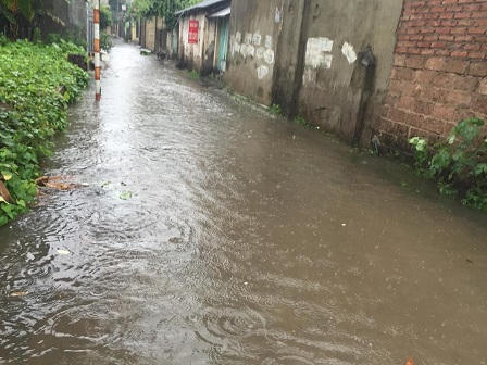 Ô tô, xe máy dò dẫm đi trên nước ở Hà Nội trong mưa bão