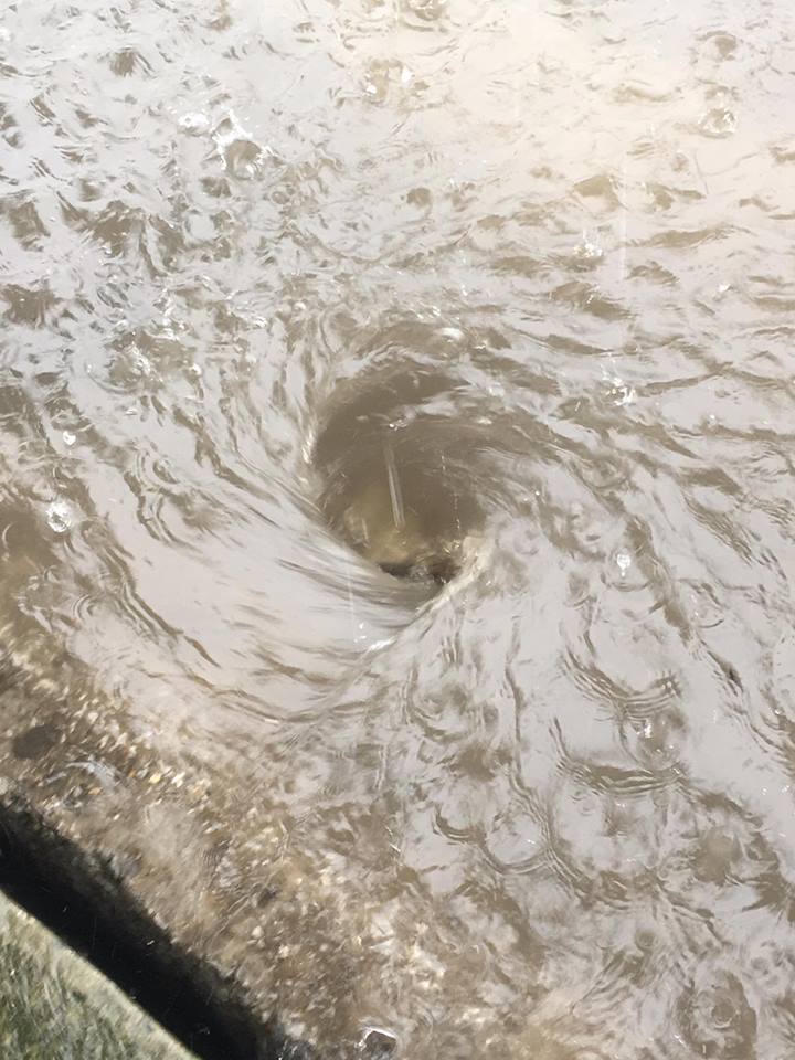 Đường Hà Nội mênh mang nước, nhân viên văn phòng chịu đói chờ ngớt mưa