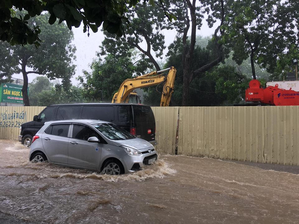 Đường Hà Nội mênh mang nước, nhân viên văn phòng chịu đói chờ ngớt mưa