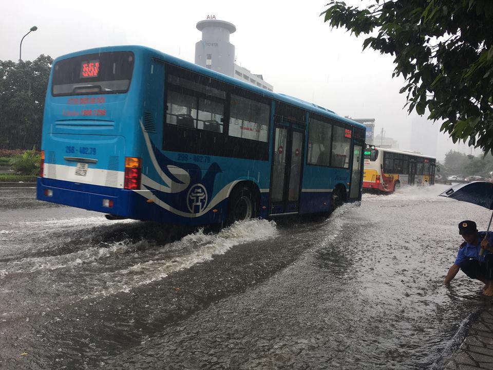 Đường Hà Nội mênh mang nước, nhân viên văn phòng chịu đói chờ ngớt mưa