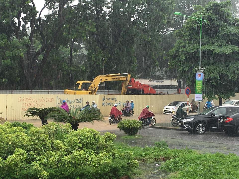 Đường Hà Nội mênh mang nước, nhân viên văn phòng chịu đói chờ ngớt mưa
