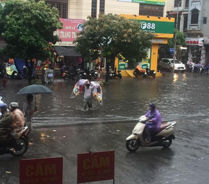 Đường Hà Nội lại ngập sâu trong mưa, nước bắn rát mặt người đi xe máy