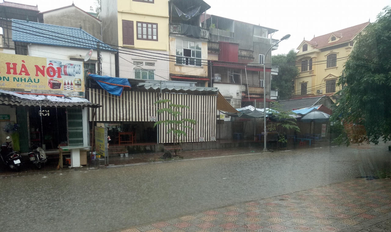 Đường Hà Nội lại ngập sâu trong mưa, nước bắn rát mặt người đi xe máy