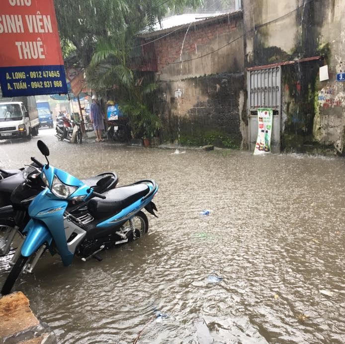 Đường Hà Nội lại ngập sâu trong mưa, nước bắn rát mặt người đi xe máy