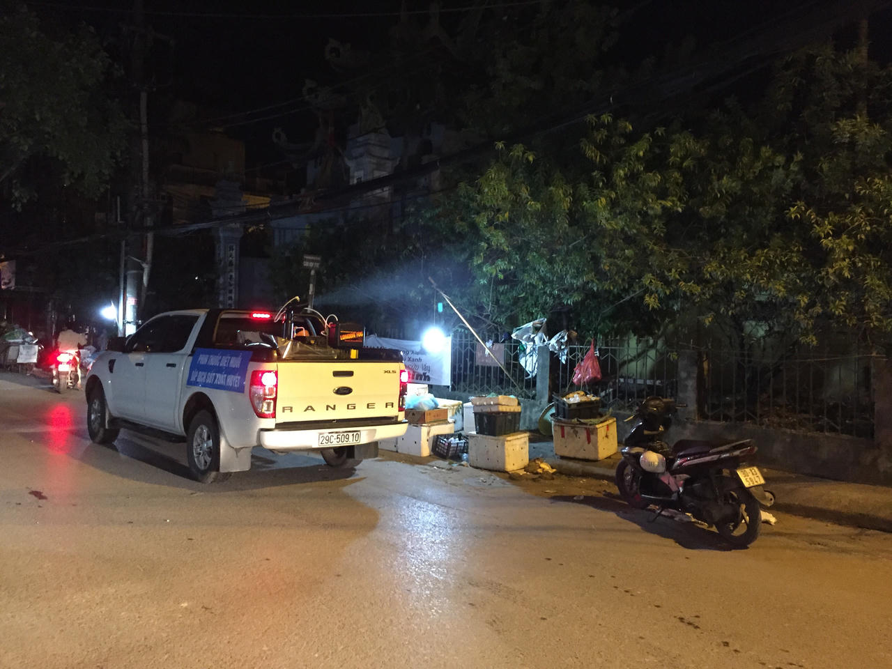 Cận cảnh máy phun thuốc diệt muỗi dập sốt xuất huyết tại Hà Nội