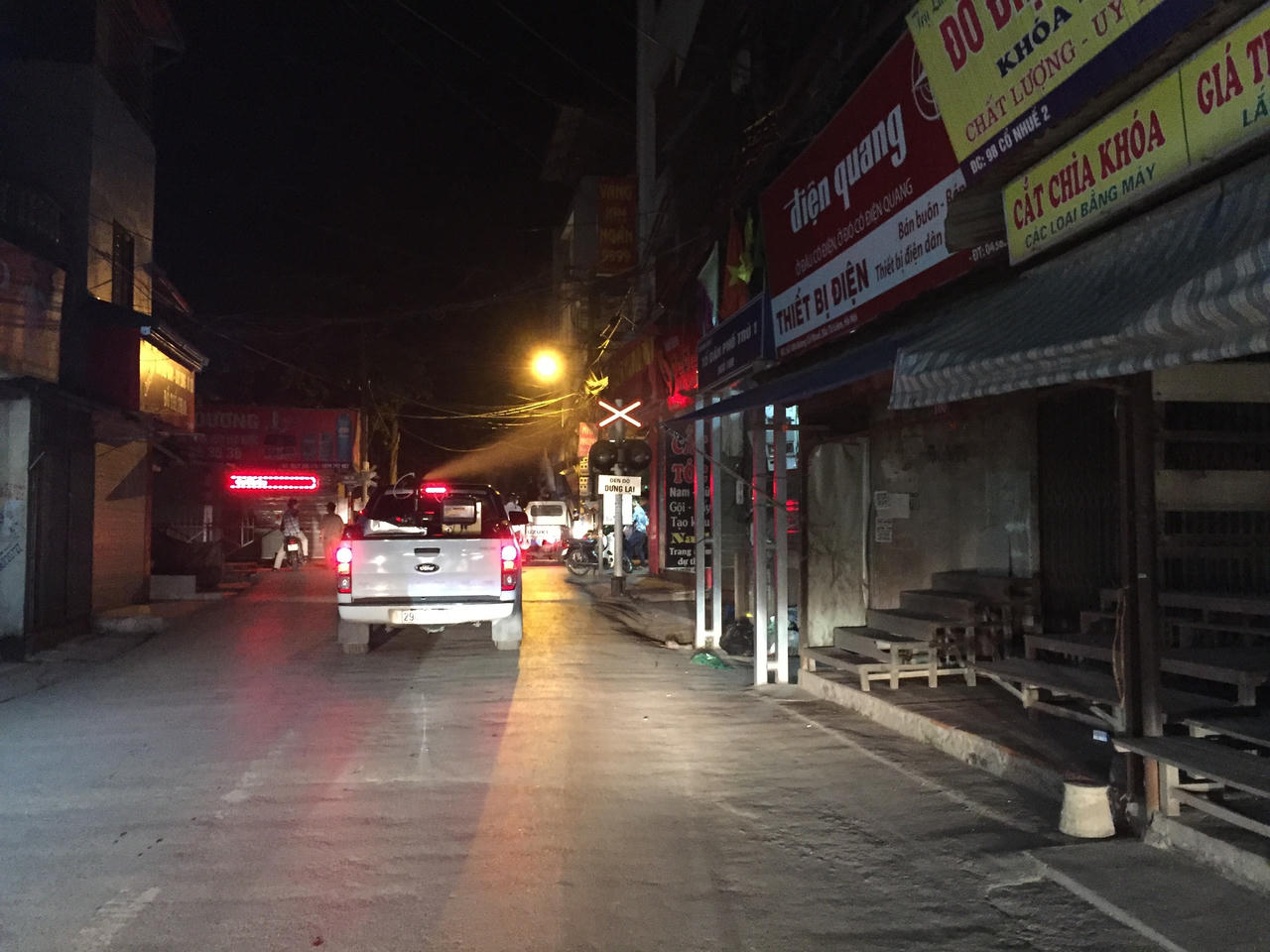 Cận cảnh máy phun thuốc diệt muỗi dập sốt xuất huyết tại Hà Nội