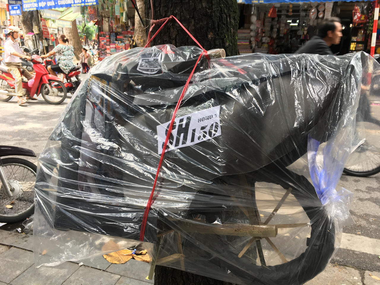 Biệt thự, xe hơi, đồ công nghệ xếp đầy phố Hà Nội 'chờ biếu' người cõi âm 