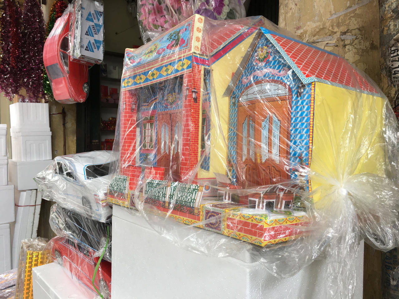 Biệt thự, xe hơi, đồ công nghệ xếp đầy phố Hà Nội 'chờ biếu' người cõi âm 