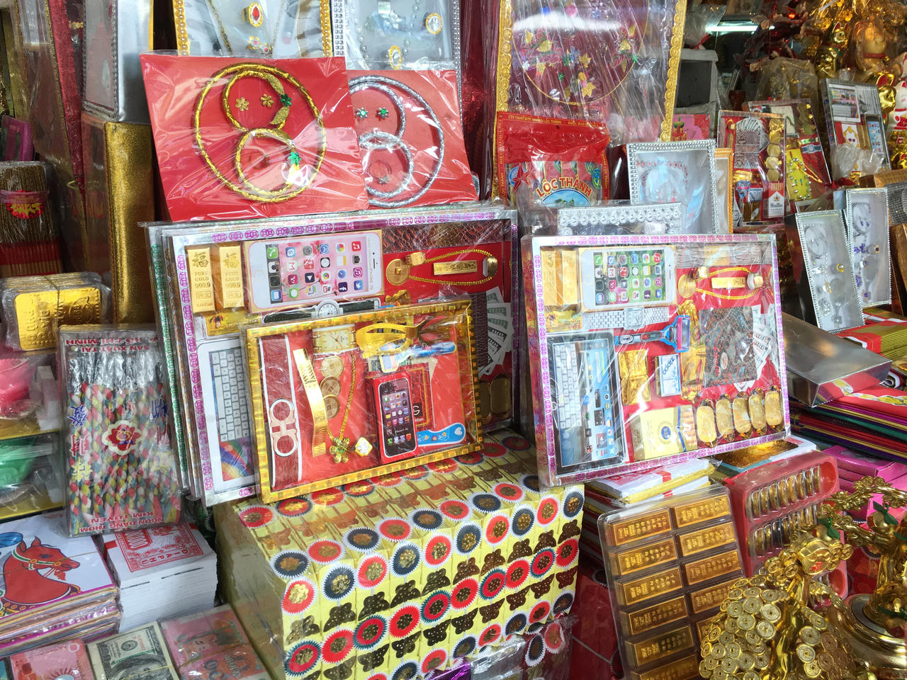 Biệt thự, xe hơi, đồ công nghệ xếp đầy phố Hà Nội 'chờ biếu' người cõi âm 