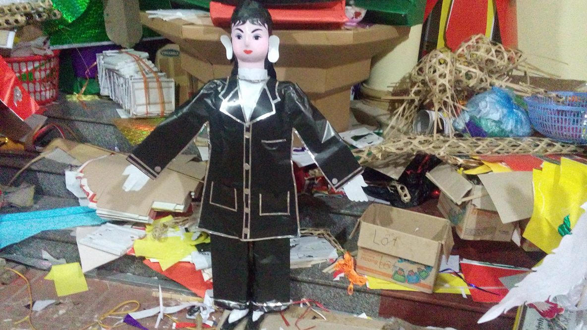 Làng nghề hối hả 'bung' hàng mã, xuất xưởng cả osin cõi âm