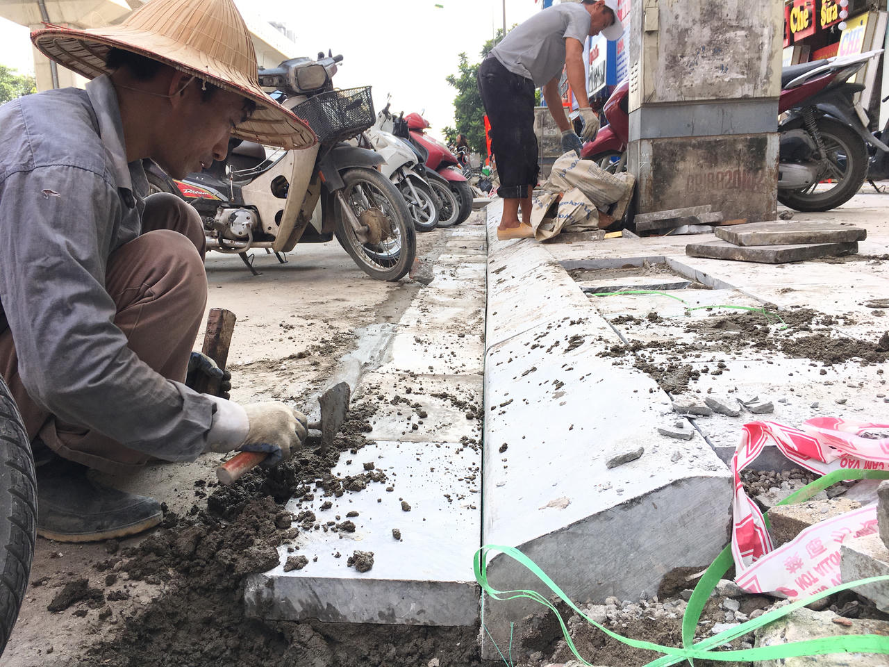 Thay 'áo' mới bền đẹp cho vỉa hè Hà Nội