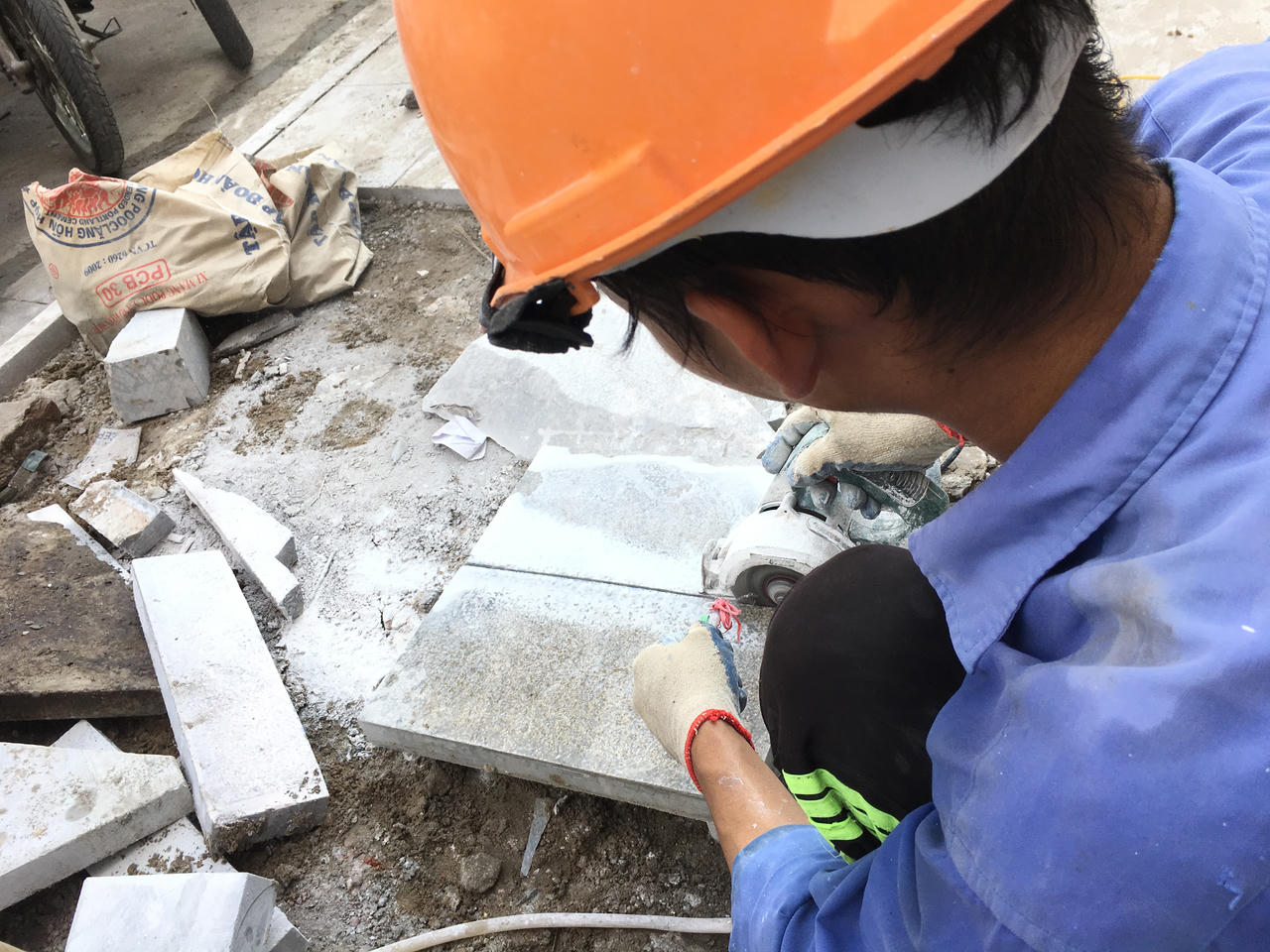 Thay 'áo' mới bền đẹp cho vỉa hè Hà Nội